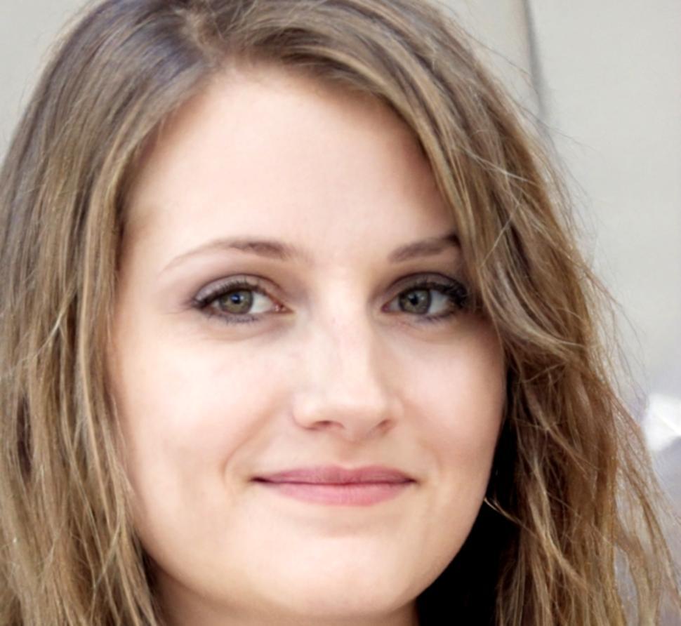 Ingrid Holm, Senior Financial Consultant